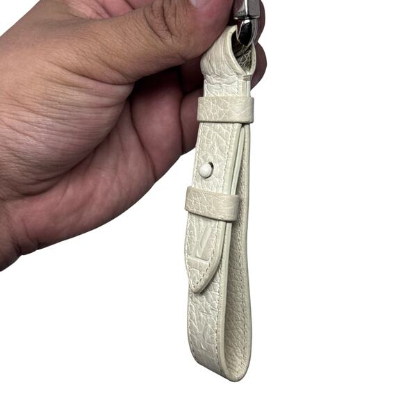 Louis Vuitton Monogram Keychain - Picture 4 of 9